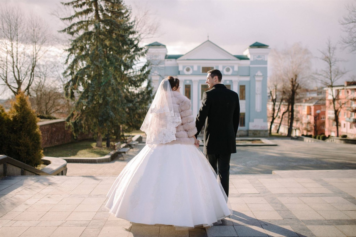 На площі біля памятника Тарасові Шевченку.