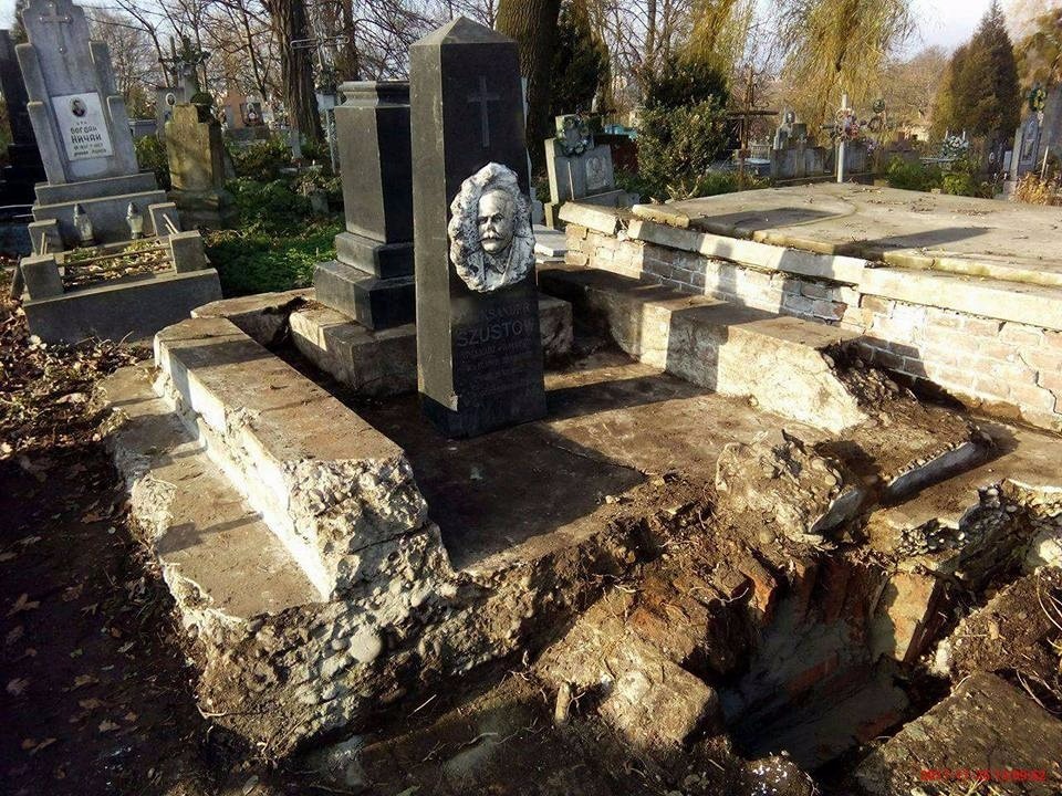Надгробок аптекаря Александра Шустова