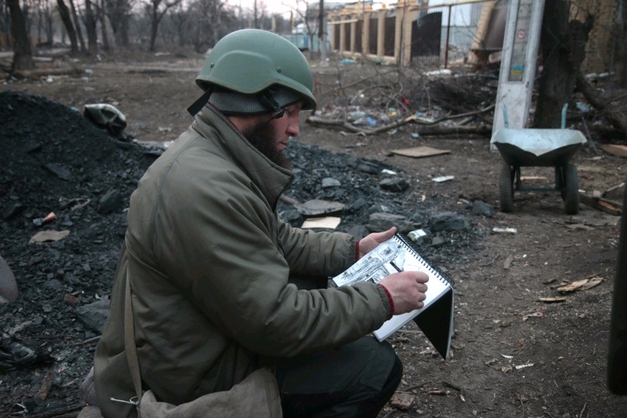 Володимир Безрукий малює в зоні АТО