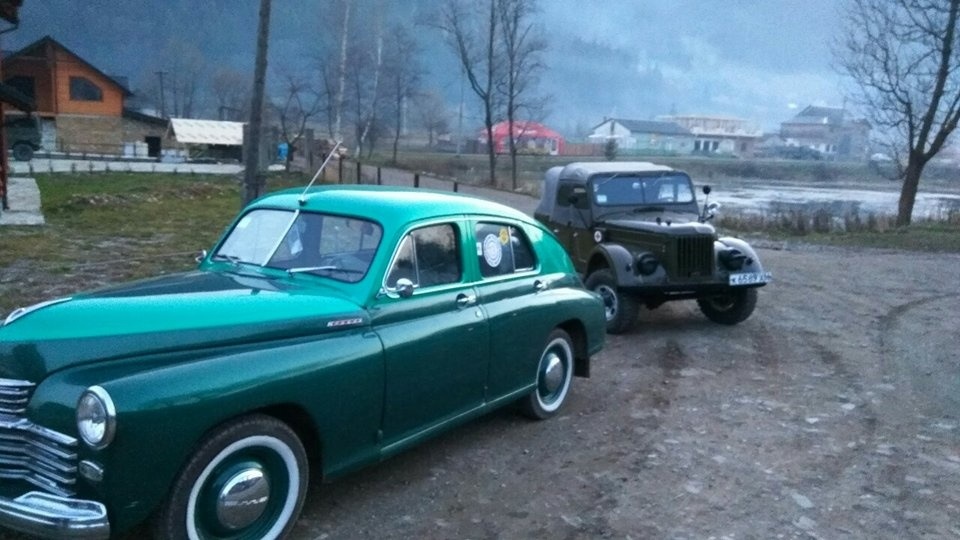 На першому плані "Побєда" Мирослава Грибінника