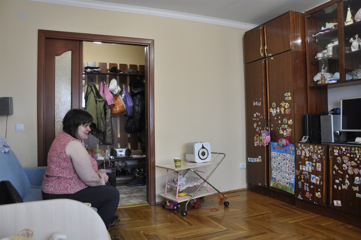 Вікторія Нечитайлова у вітальні під час розмови