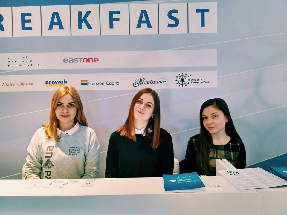 Катерина Вербинська крайня зліва, Давос