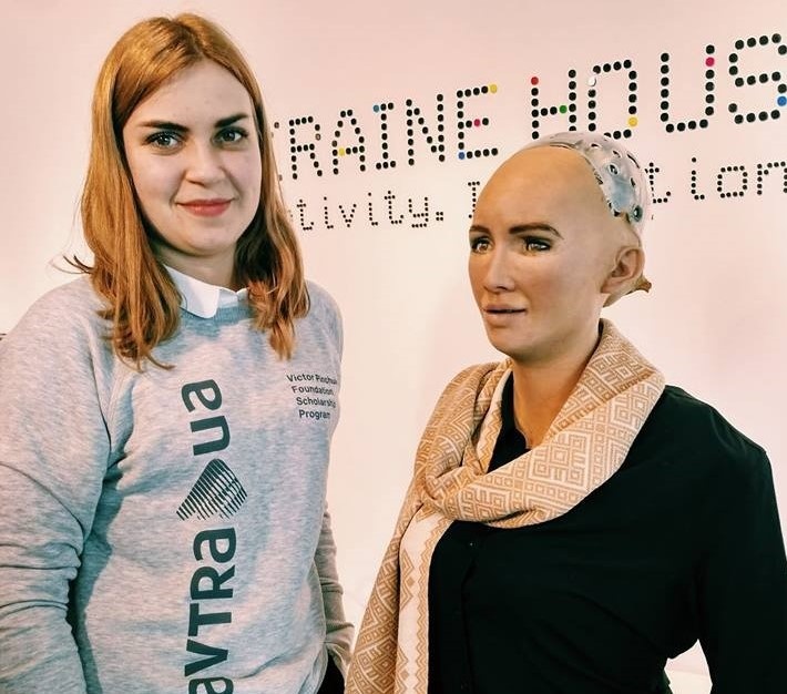 Катерина поряд з роботом Софією, Давос