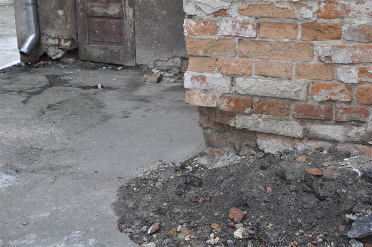 Зразки фундаменту, які брали на експертизу до Франківська