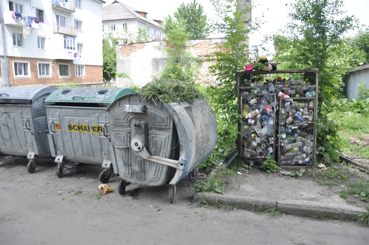 На фото стан майданчика у Калуші після збору сміття. Пластик забирають окремо. 