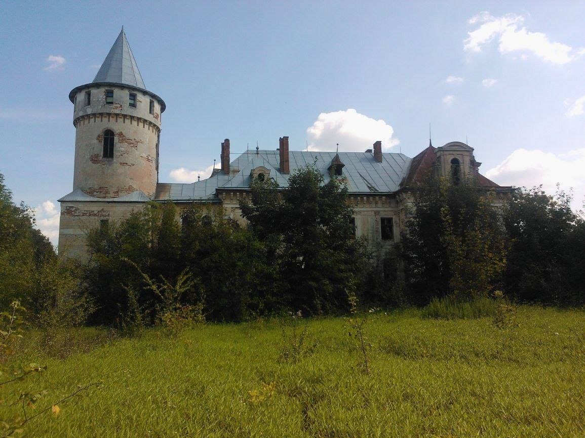 Територія біля палацу графів Реїв у Приозерному