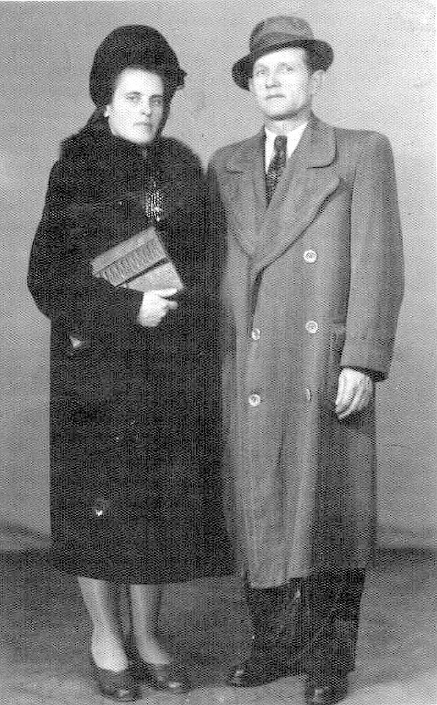 Марта Суходольська (зліва) — керівниця хору