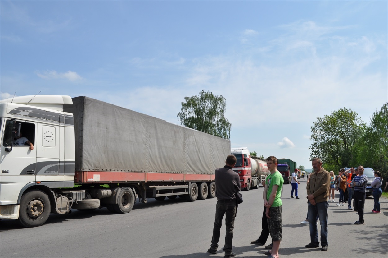 Водії залишали місце проведення акції з вітальними сигналами