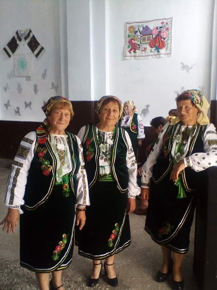 Ярослава Вальнюк та Парасковія Надвірнянська (с. Завій) Посередині - Галина Олексин (с. Завій)