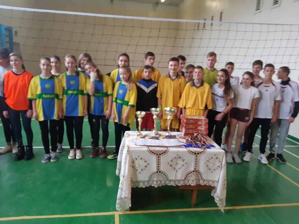 У жовтій та синьо-жовтій формі — молодь с. Кропивник.