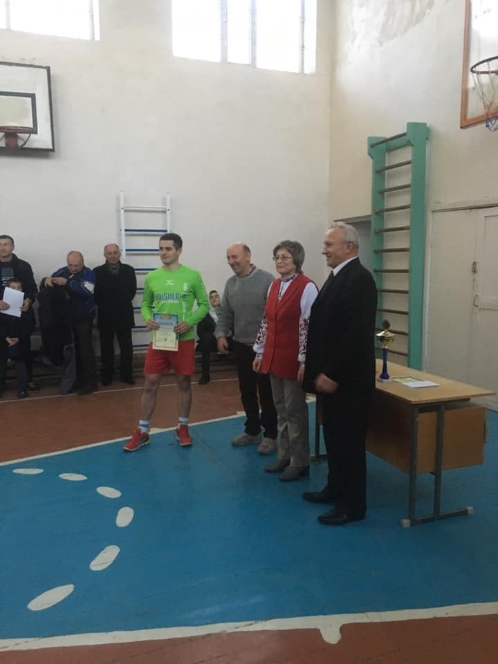 Зліва — переможець гирьового спорту Іван Завадяк