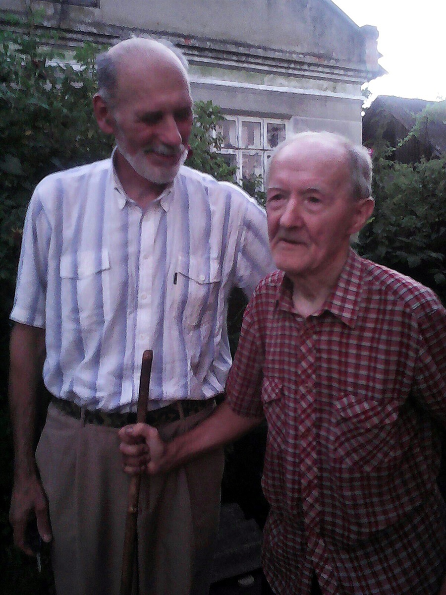 о. Михаїл Орнат (справа) у день свого 85-ліття разом із деканом Калуським ПЦУ митрофорним протоієреєм Григорієм Морозом