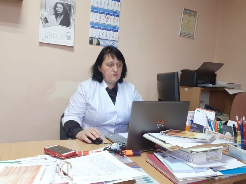Сімейна лікарка Лідія Харкевич виписує електронний рецепт