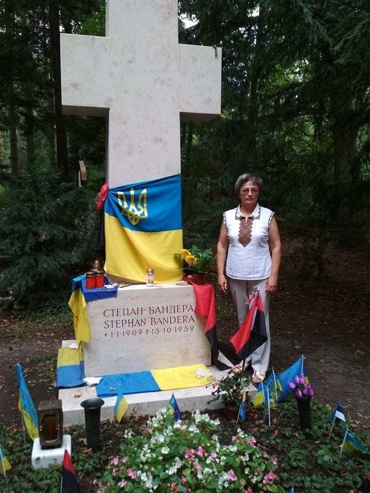 Біля могили Степана Бандери
