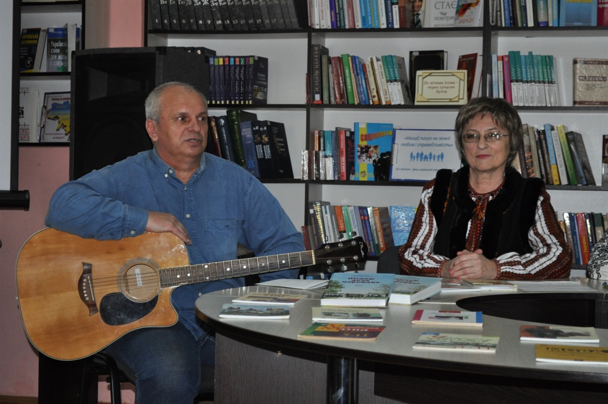 Сергій Анедрущак виконує пісню на слова Оксани Тебешевської “Їдуть діти в чужу чужину”