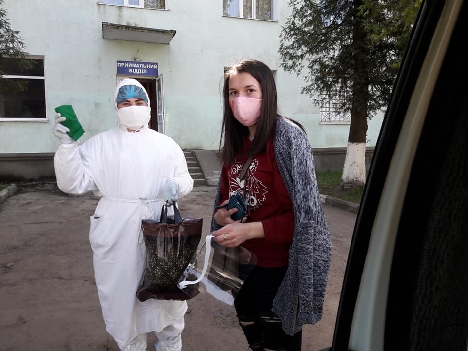 Волонтерка Світлана Чоловська передає районній лікарні маски, пошиті нею та іншими дівчатами-волонтерами