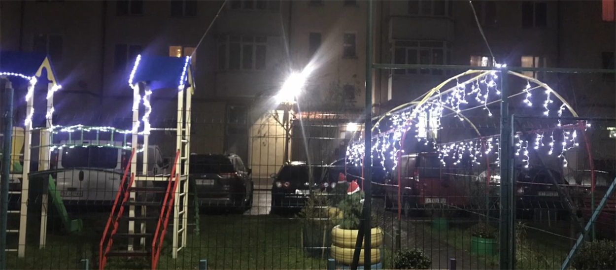 ОСББ "Незалежність-Калуш". Жителі зібрали гроші та спільно прикрасили двір