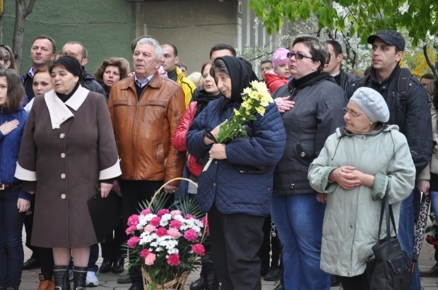 Освячення пам’ятного знаку  Герою галицького десятка Небесної сотні Ігорю Дмитріву. У центрі у чорній хустині 1 мама Ігоря п. Марія