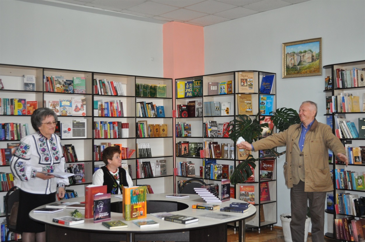 «На твоєму, пам’яте, крилі…» - презентація книжки Оксани Тебешевської «Перекладач ВСЕСВІТУ» - про калуського поета і перекладача Анатолія Онишка.