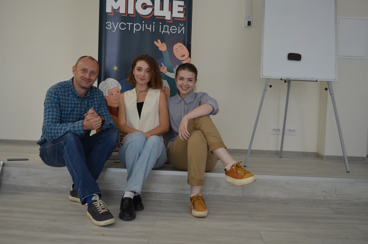 Володимир Най, Софія Погуть і Роксолана Стахнів у Хижці