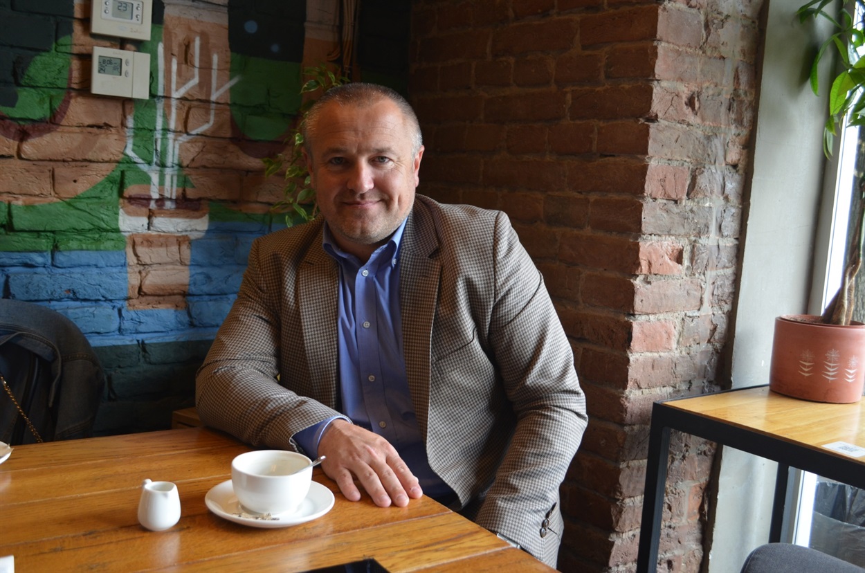 Іван Дирів під час інтерв'ю у Франківську