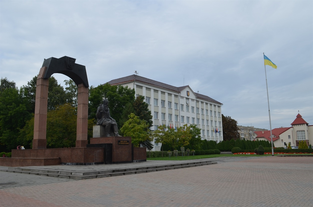 У центрі Долини - пам'ятник Грушевського
